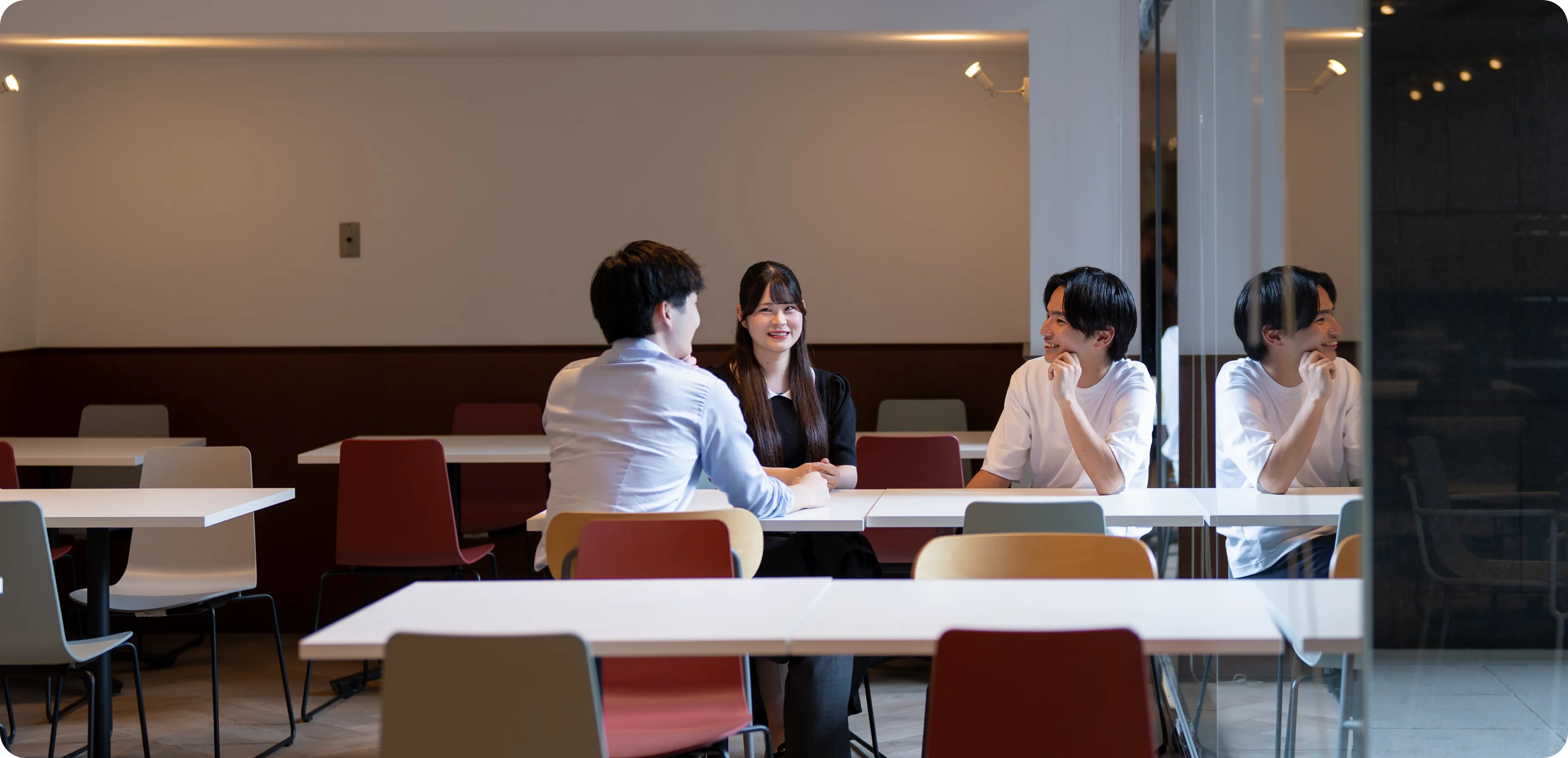 オフィスで会話する社員