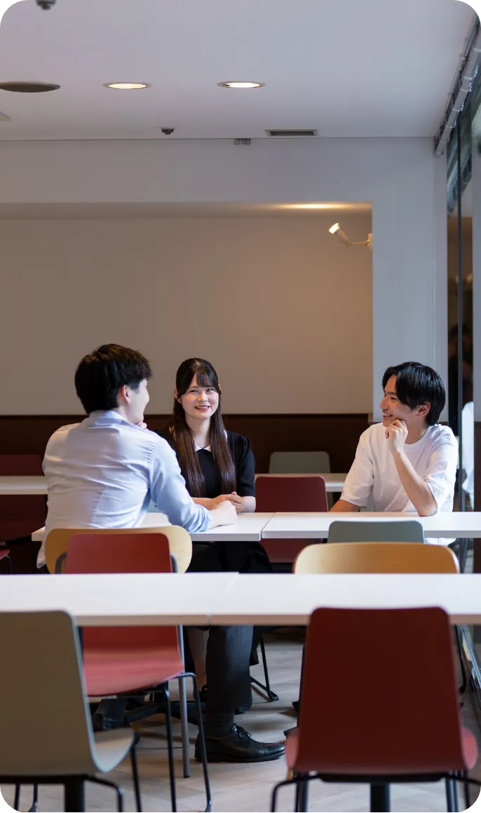 オフィスで会話する社員